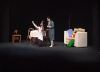 „Preljubnici“ nasmejavaju publiku u Leskovcu: Komedija o braku, sumnji i haosu svakodnevice