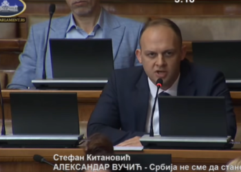 „Velike reči“ iz malog grada: Kitanović u Narodnoj skupštini o svetu i domaćim „neprijateljima“, a Leskovac na čekanju