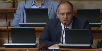 „Velike reči“ iz malog grada: Kitanović u Narodnoj skupštini o svetu i domaćim „neprijateljima“, a Leskovac na čekanju
