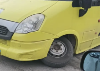 Autobusu u vožnji ispao točak