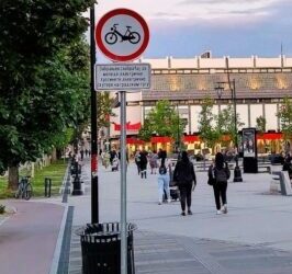 Kako sprečiti divljanje električnih trotineta, motora i skutera na nezavršenom gradskom trgu