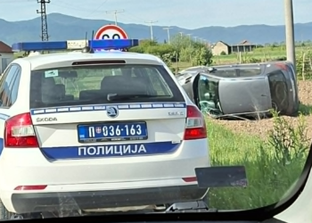 Automobil izleteo sa kolovoza i završio u njivi na putu Leskovac – Vučje
