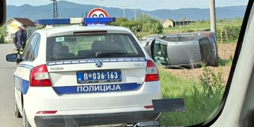Automobil izleteo sa kolovoza i završio u njivi na putu Leskovac – Vučje