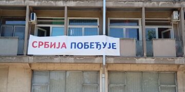 Spirićeva o transparentu na Osmospratnici: „U kom smo to sukobu pa Srbija treba da pobeđuje?“