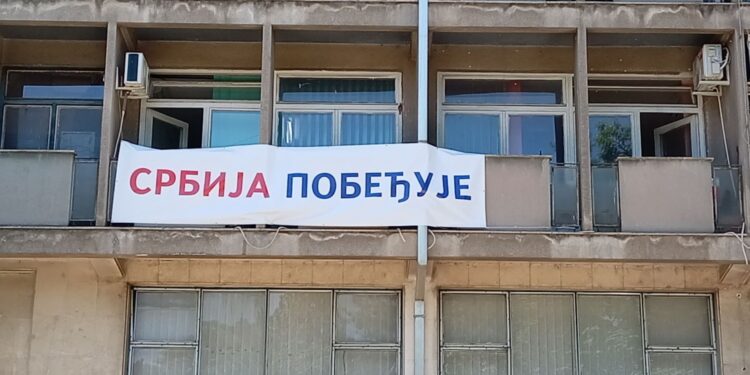 Spirićeva o transparentu na Osmospratnici: „U kom smo to sukobu pa Srbija treba da pobeđuje?“