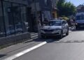 Sudar skutera i automobila kod škole u centru Leskovcu, jedna osoba povređena