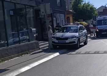 Sudar skutera i automobila kod škole u centru Leskovcu, jedna osoba povređena