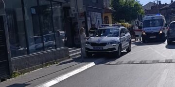 Sudar skutera i automobila kod škole u centru Leskovcu, jedna osoba povređena