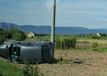 Automobil izleteo sa kolovoza i završio u njivi na putu Leskovac – Vučje
