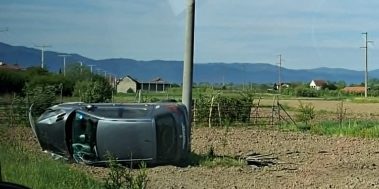Automobil izleteo sa kolovoza i završio u njivi na putu Leskovac – Vučje