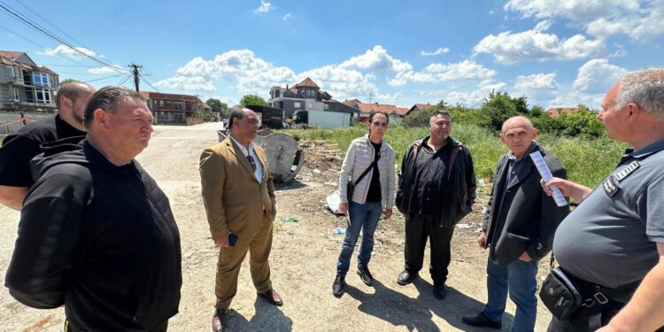 Građani iz Slavka Zlatanovića sami čistili deponiju u ovom leskovačkom naselju, akciju podržao i Zvonko Demirović