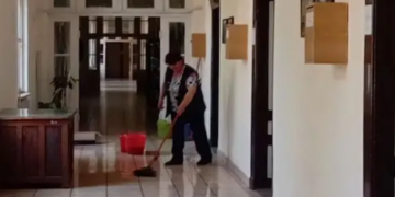 Nevreme napravilo haos u Gradskoj kući: Krov prokišnjava, voda se sliva hodnicima