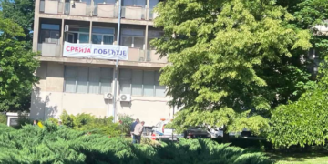 Leskovačka Osmospratnica: Hram administracije ili stranački bilbord?