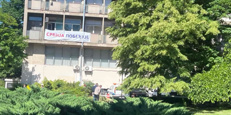 Leskovačka Osmospratnica: Hram administracije ili stranački bilbord?