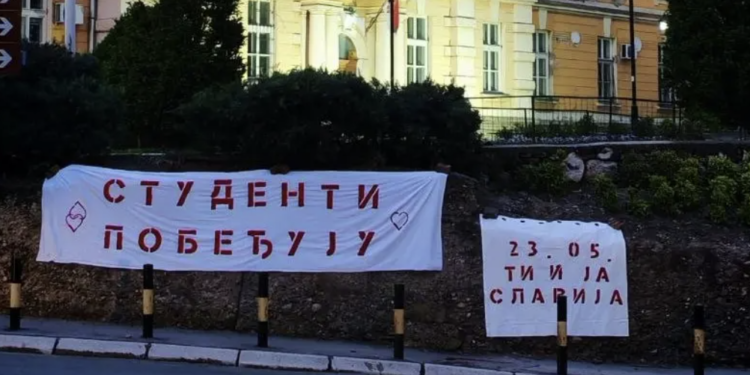Studenti iz Prokuplja pozvali građane na skup u Beogradu, postavili transparent ispred sedišta grada