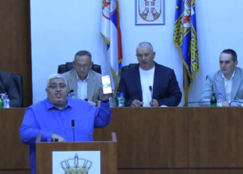 Burna rasprava u Skupštini Leskovca zbog transparenta „Srbija pobeđuje“ na Osmospratnici