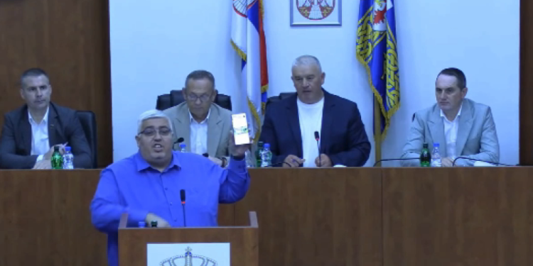 Burna rasprava u Skupštini Leskovca zbog transparenta „Srbija pobeđuje“ na Osmospratnici