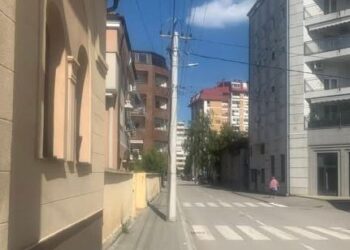 Zamenjena kriva bandera kod škole „Josif Kostić“ u Leskovcu, ali posle 11 meseci od prijave