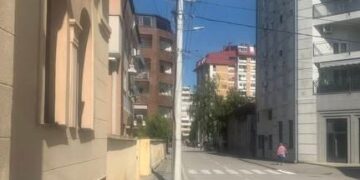 Zamenjena kriva bandera kod škole „Josif Kostić“ u Leskovcu, ali posle 11 meseci od prijave