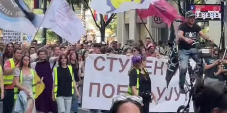 Kolone ka Slaviji: Studenti i građani iz cele Srbije na protestu u Beogradu