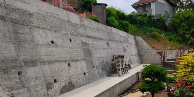 Novi potporni zid u Deligradskoj bi trebalo trajno da reši problem sa klizištem