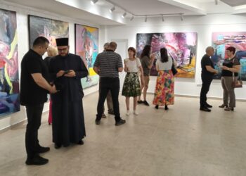 Izložba „Ispod površine“ otvorena u Vlasotincu: Umetnost koja istražuje čoveka i njegove skrivene slojeve