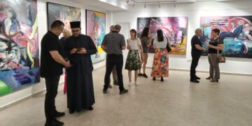 Izložba „Ispod površine“ otvorena u Vlasotincu: Umetnost koja istražuje čoveka i njegove skrivene slojeve