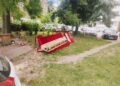 Krevet usred parka u centru Leskovca: Građani ogorčeni zbog smeća koje danima niko ne uklanja