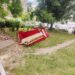 Krevet usred parka u centru Leskovca: Građani ogorčeni zbog smeća koje danima niko ne uklanja