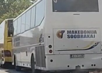 Makedonski autobusi u centru Leskovca pred polazak na SNS skup u Beogradu