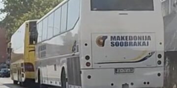 Makedonski autobusi u centru Leskovca pred polazak na SNS skup u Beogradu