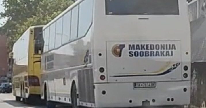 Makedonski autobusi u centru Leskovca pred polazak na SNS skup u Beogradu