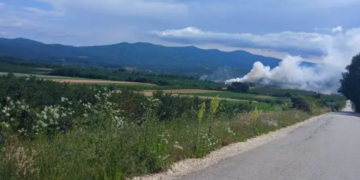 Danima gori deponija u Međuhani, požar se proširio i van nje