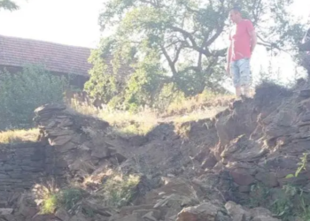 Kamion s drvnom građom srušio potporni zid u selu, meštani tvrde da godinama upozoravaju na problem