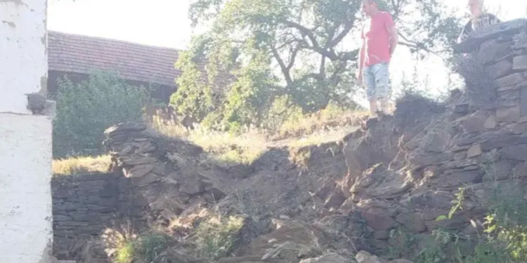Kamion s drvnom građom srušio potporni zid u selu, meštani tvrde da godinama upozoravaju na problem