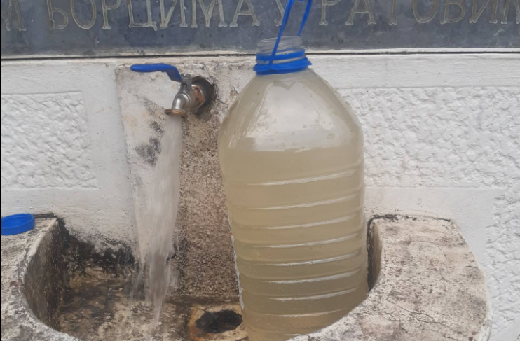 Braon voda potekla iz gradskog vodovoda u Lebanu: „Ko će odgovarati ako se neko razboli?“