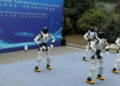 ROBOTI MILUTIN I DRAGUTIN STIŽU U LESKOVAC: Večeras igraju „Moravac“ na gradskom trgu