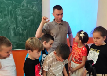 „Tim 42“ donirao mikroskope školama i Naučnom klubu u Leskovcu
