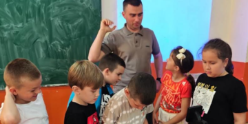 „Tim 42“ donirao mikroskope školama i Naučnom klubu u Leskovcu