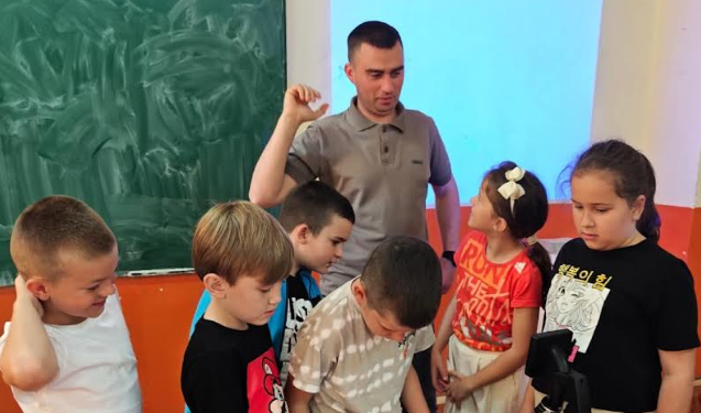 „Tim 42“ donirao mikroskope školama i Naučnom klubu u Leskovcu