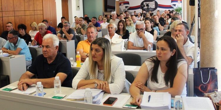 Vlasotince: usvojen rebalans budžeta, najviše novca opredeljeno za puteve, voda u Vlasini ispravna za kupanje