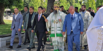 Leskovac obeležio gradsku slavu Svetu Trojicu litijom i sečenjem slavskog kolača
