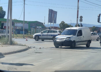 Sudar automobila i kombija kod OMV pumpe u Leskovcu, jedna osoba povređena