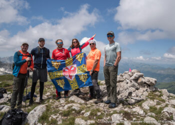 Zastava Leskovca zavijorila se na najvišem vrhu Crne Gore: Planinari „Dubočice“ osvojili Zlu Kolatu