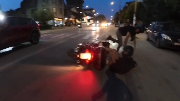 Snimak nesreće u Radničkoj ulici otvara nova pitanja: Građani traže odgovore o postupanju policije i mogućim vezama vozača