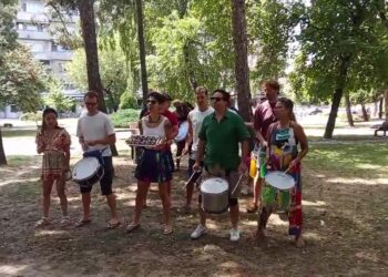 Francuska grupa Samba reille/cocu uveseljavala Leskovčane i pozvala ih na sutrašnji Karneval – VIDEO