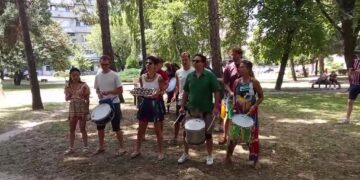 Francuska grupa Samba reille/cocu uveseljavala Leskovčane i pozvala ih na sutrašnji Karneval – VIDEO