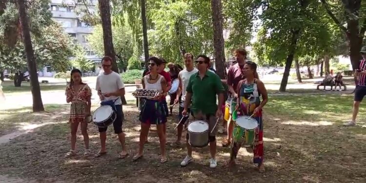 Francuska grupa Samba reille/cocu uveseljavala Leskovčane i pozvala ih na sutrašnji Karneval – VIDEO