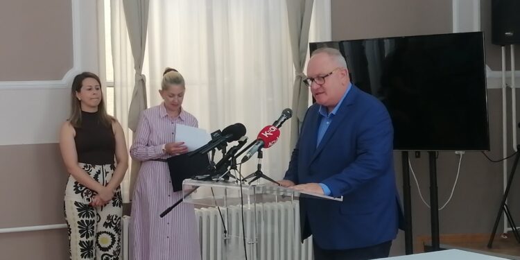 Cvetanović kaže da mediji treba da služe javnom interesu, a najveća sredstva iz Leskovca otišla njemu podobnima