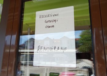 Na vratima lokala koji je inspekcija navodno zatvorila zbog trovanja dece piše: „Renoviranje i godišnji odmor“